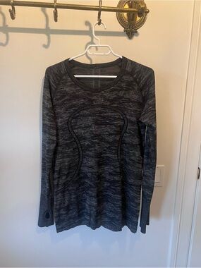 lululemon athletica Long Sleeve Heathered Charcoal Gray Seam Detail Top